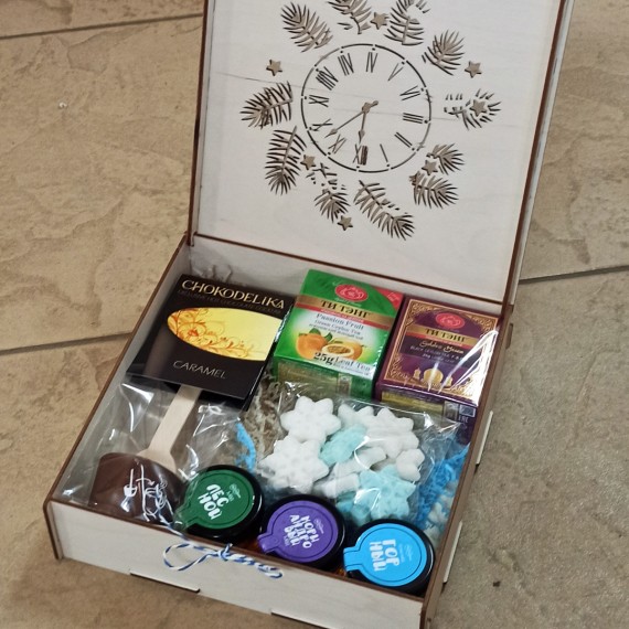 Новогодние часы подарочный набор с чаем и сладостями в деревянной шкатулке