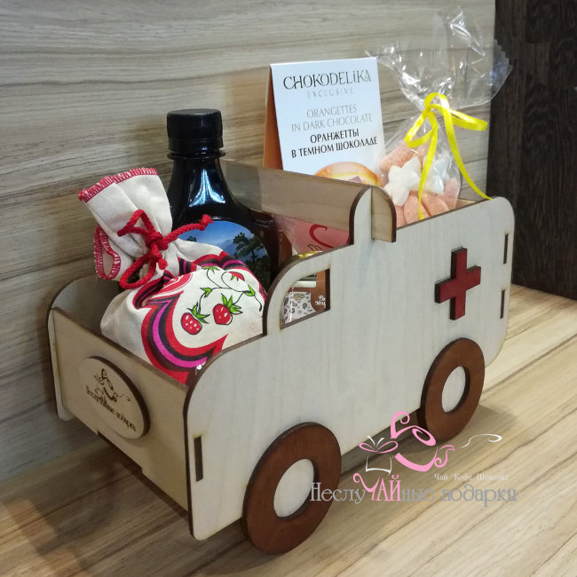 Карета скорой помощи подарочный набор с чаем и сладостями в деревянной шкатулке-машине