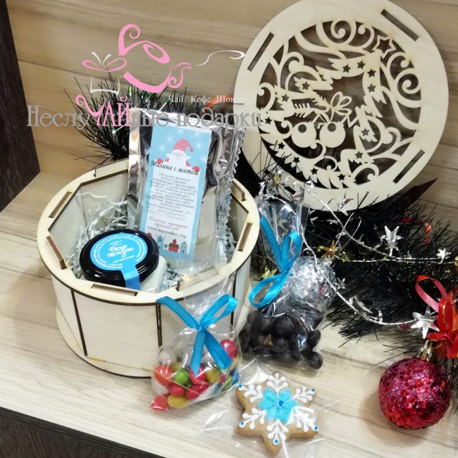 Новогодний #1 подарочный набор с чаем и сладостями в круглой деревянной шкатулке