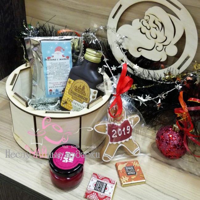 Новогодний #2 подарочный набор с чаем и сладостями в круглой деревянной шкатулке