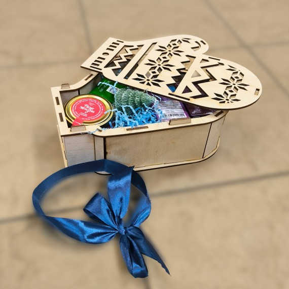 Новогодняя варежка подарочный набор в деревянной шкатулке-варежке
