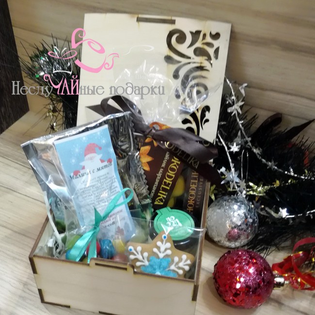 Новогодний #4 подарочный набор с чаем и сладостями в квадратной деревянной шкатулке