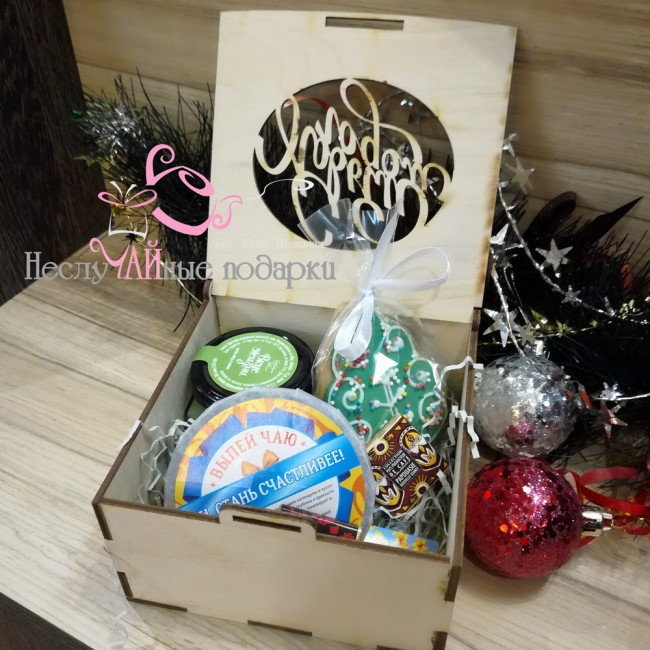 Новогодний #10 подарочный набор с чаем и сладостями в квадратной деревянной шкатулке