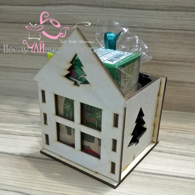 Новогодний #11 подарочный набор с чаем и сладостями в деревянном домике-подсвечнике