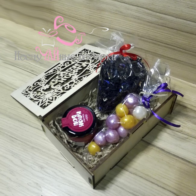 Новогодний #20 подарочный набор с чаем и сладостями в деревянной шкатулке 10*15 см