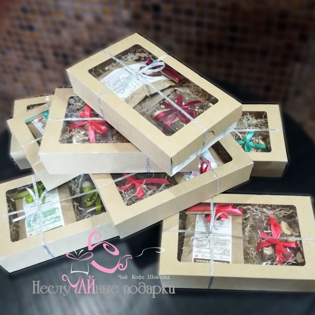 Подарочный набор-сувенир с чаем и сладостями в крафт-коробке # 3 (чай + шоколад)
