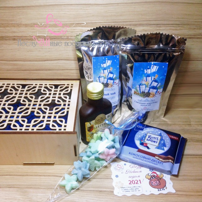 Праздник в синем подарочный набор с чаем и сладостями в деревянном пенале