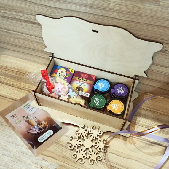 Зимнее кружево подарочный набор с чаем и сладостями в деревянной шкатулке