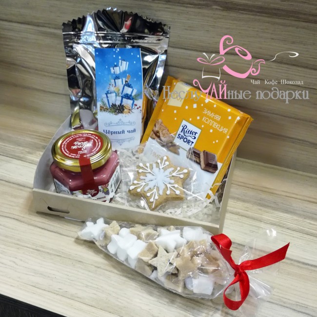 Новогодний #17 подарочный набор с чаем и сладостями в крафт-коробочке с прозрачной крышкой