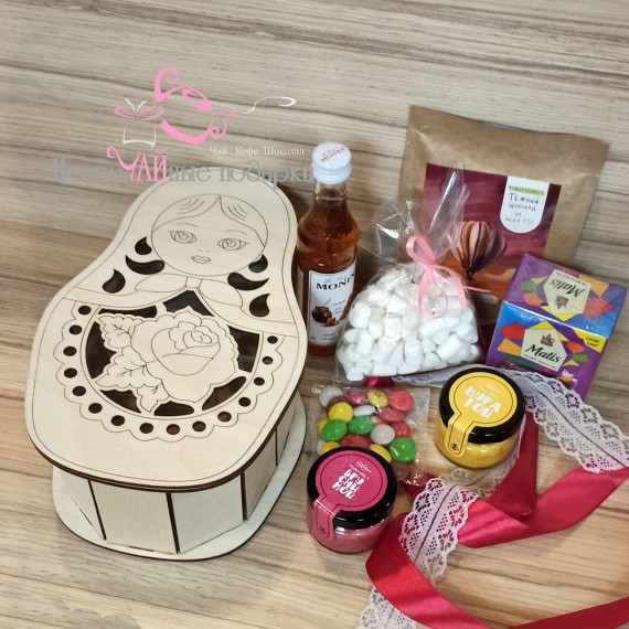 Матрешка подарочный набор с чаем и сладостями в деревянной шкатулке