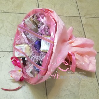 Розовый фламинго букет с чаем и сладостями подарочный набор