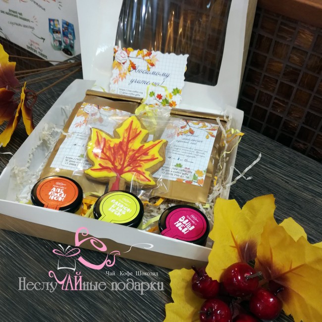 Подарочный набор-сувенир Осенний # 9 с чаем и сладостями в крафт-коробке 20*20 см