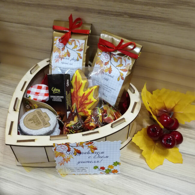Подарочный набор Осенний # 10 с чаем и сладостями в шкатулке-сердце