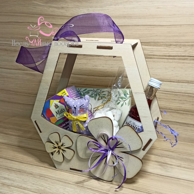 Сумочка Фиалковая нежность подарочный набор с чаем и сладостями в деревянном лотке-сумочке 20*20*8 см