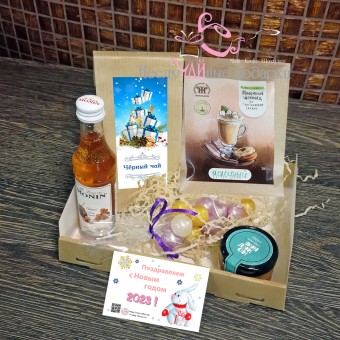 Новогодний #19 подарочный набор с чаем и сладостями в крафт-коробочке с прозрачной крышкой