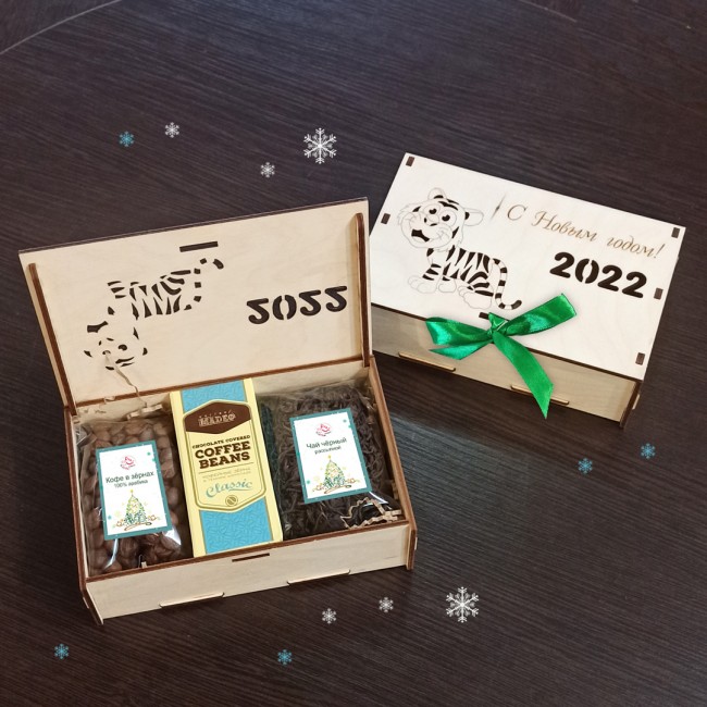 С Новым годом #3 подарочный набор с чаем и сладостями в деревянной шкатулке 10*15 см